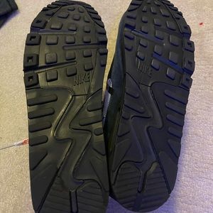 selling OFF WHITE AIR MAX 90s ,Size 13 ,Black with both black and white strings.